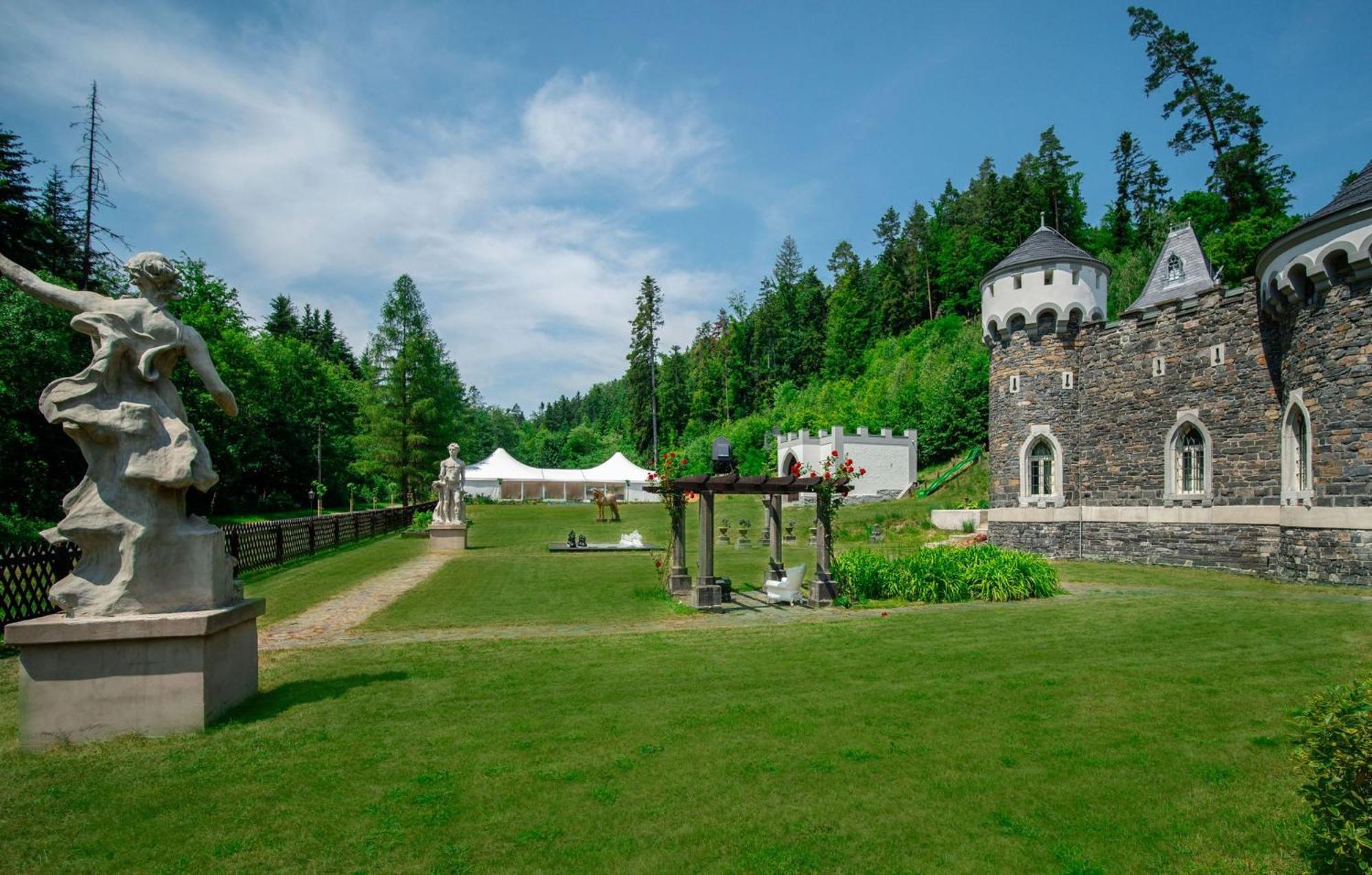 Hrad Kunzov Glamping & Spa & Restaurant Přerov Екстериор снимка